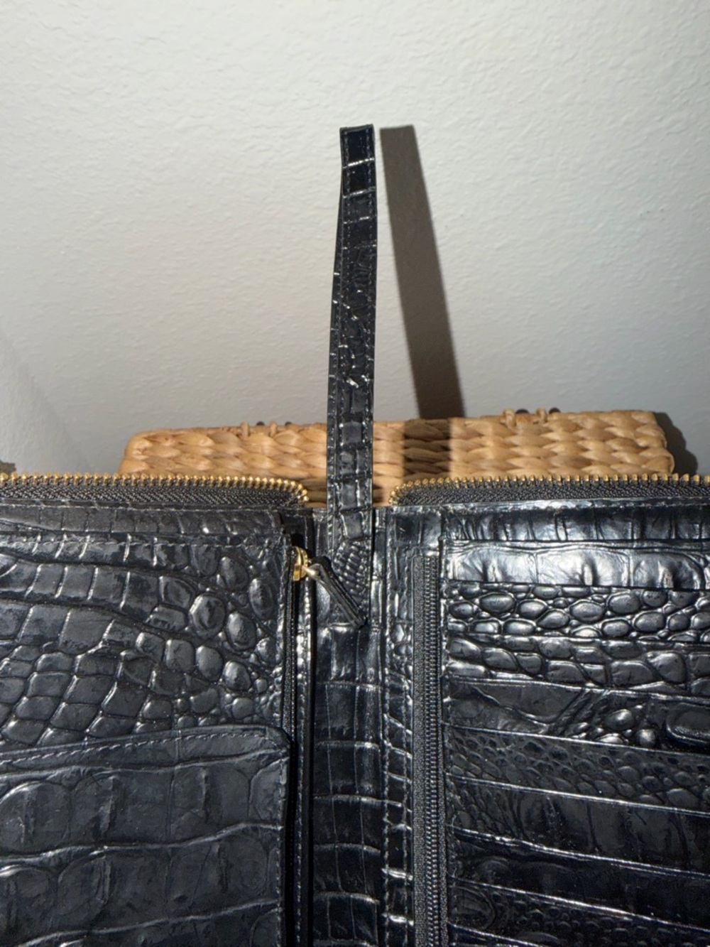 🇺🇸🎉Brahmin Skyler Black Croc-Embossed Zip Wallet - Picture 3 of 3